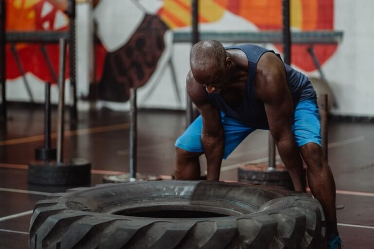 Circuit de cross training full body : athlète s'entraînant avec un pneu