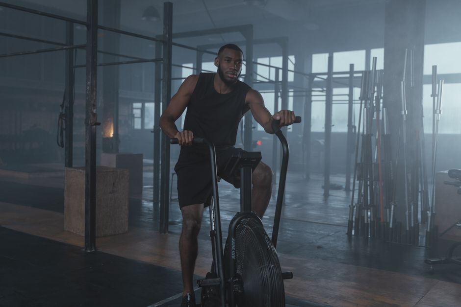 cross_training_erreurs_blessure_sport_focused_man_in_gym_working_out_on_elliptic