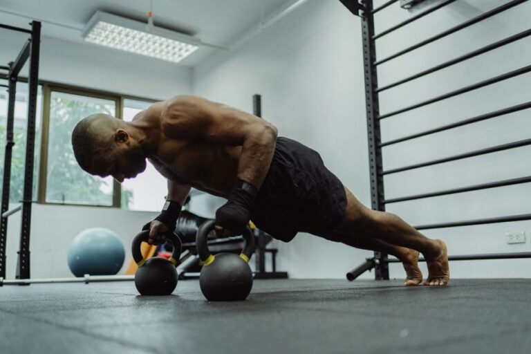 Exercice de cross training avec kettlebell pour tout le corps