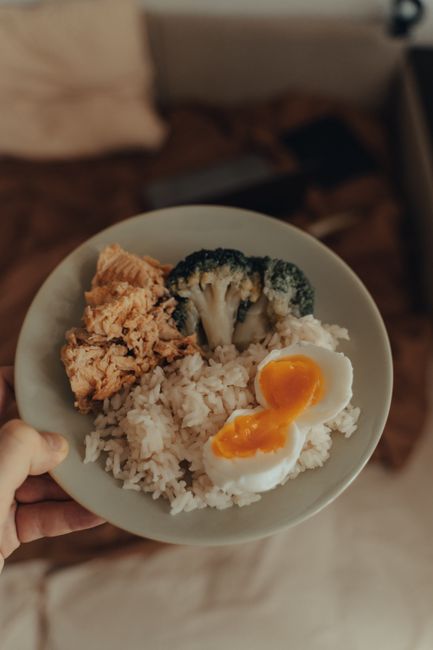 nutrition_sportive_proteine_aliment_sain_from_above_of_crop_anonymous_person_hol