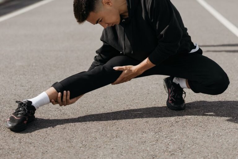 Étirement musculaire avant une séance de cross training
