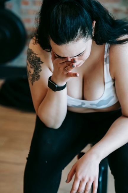sportif fatigue surentrainement high angle of upset overweight female in sportsw