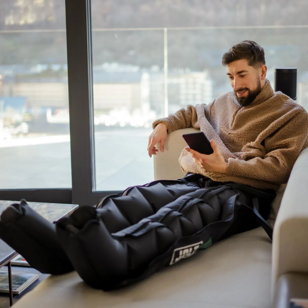 JOLT Boots en séance de récupération : chambres de compression gonflées du pied vers la cuisse